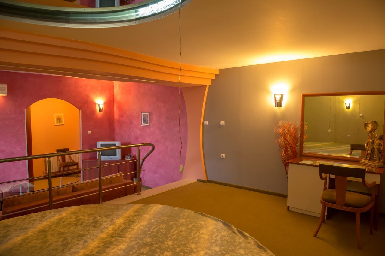Hotel Kapri 扬博尔 外观 照片