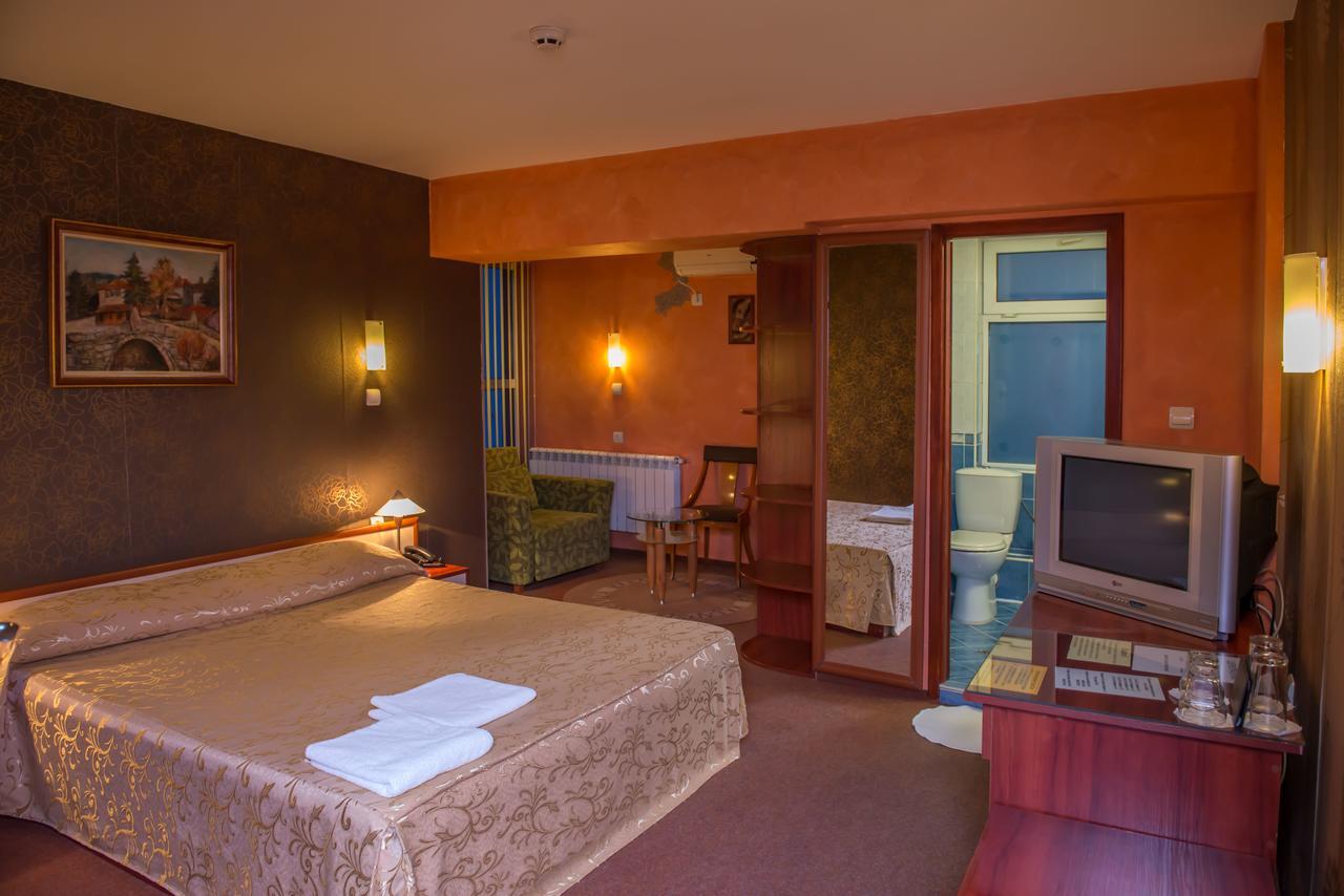 Hotel Kapri 扬博尔 外观 照片