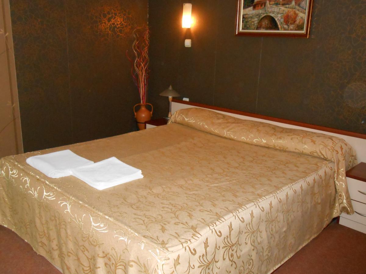 Hotel Kapri 扬博尔 外观 照片