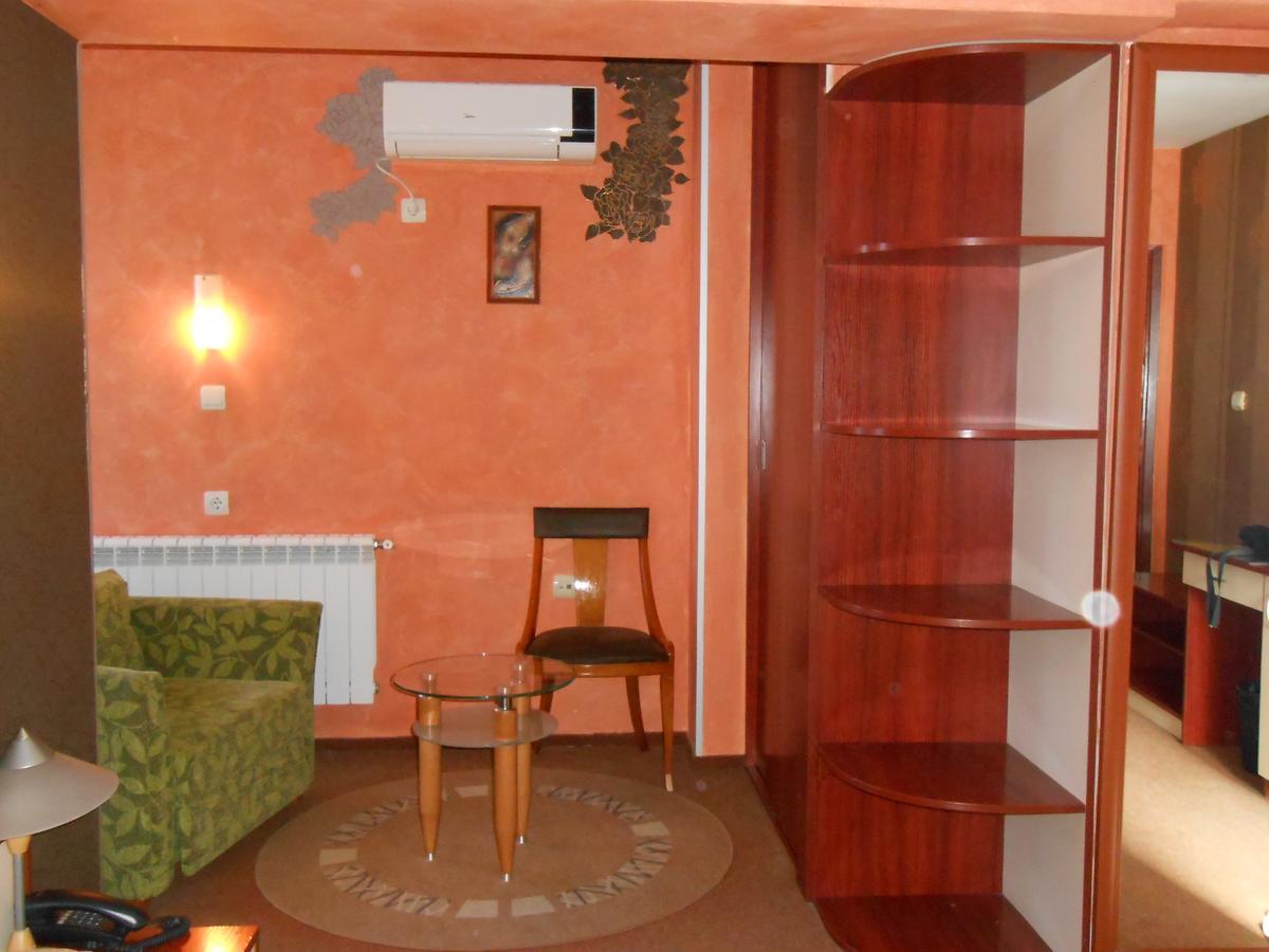 Hotel Kapri 扬博尔 外观 照片