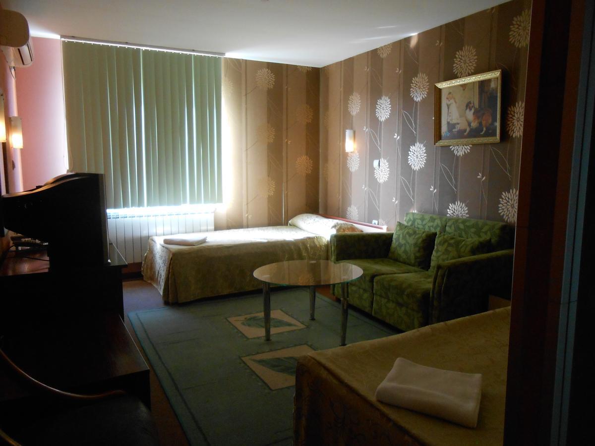 Hotel Kapri 扬博尔 外观 照片